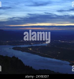 Luci della notte di Lucerna. L'ultima luce del sole del giorno nel cielo. Vista dal monte Rigi Foto Stock