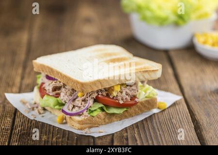 Tonno Sandwich (focalizzazione selettiva, primo piano) su sfondo vintage Foto Stock