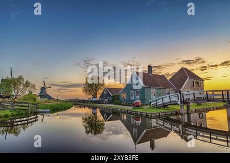 Amsterdam Paesi Bassi, il paesaggio dell'alba del mulino a vento olandese e la casa tradizionale a Zaanse Schans Village Foto Stock