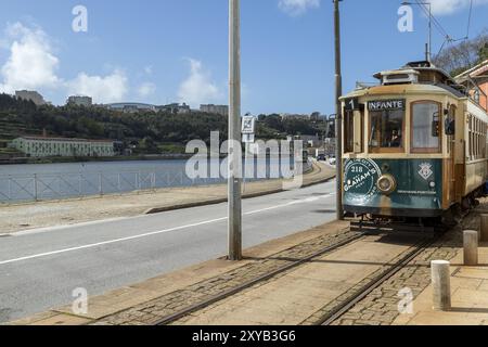 Luogo di interesse storico tram, Electrico, gestito dalla Sociedade de Transportes colectivos do Porto, corre lungo la passeggiata lungo il Douro R. Foto Stock