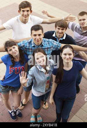 Gruppo di adolescenti sorridente in piedi all'esterno. Il concetto di amicizia Foto Stock