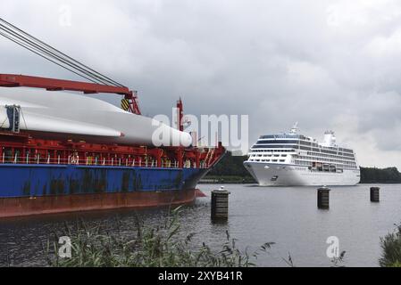 La nave da crociera Insignia e la nave da carico Debbie si incontrano nel canale di Kiel, nel canale di Kiel, nello Schleswig-Holstein, in Germania, in Europa Foto Stock