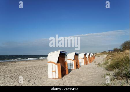 Sedie a sdraio tradizionali sulla spiaggia vicino a Heiligendamm, Meclemburgo-Vorpommern, Germania. Sedie a sdraio tradizionali sulla spiaggia vicino a Heiligendamm, Ger Foto Stock