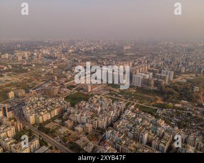 Vista aerea panoramica della città di Dacca - vivace paesaggio urbano del Bangladesh Foto Stock