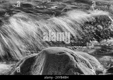 Surf schizzi contro rocce sulla riva del lago Vaenern, Vaermland, Svezia, maggio 2012, Europa Foto Stock