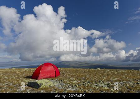 Tenda sul monte Elgahogna con il lago Femunden, il parco nazionale Femundsmarka, Hedmark Fylke, Norvegia, luglio 2011, Europa Foto Stock