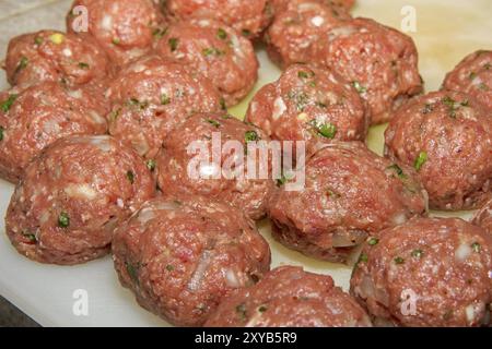 Materie polpette di carne su un scheda di cucina Foto Stock