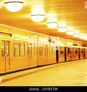 Passando per il treno della metropolitana nello statiuon della metropolitana jannowitzbruecke, berlino Foto Stock