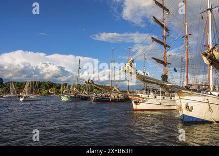 Navi a vela sulla Warnow durante la Hanse Sail a Rostock Foto Stock