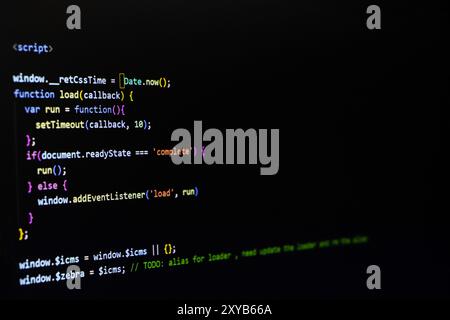 Codice sorgente software. Codice di programmazione. Codice di programmazione sullo schermo del computer. Sviluppatore che lavora sui codici del programma in ufficio. Codice sorgente Foto Stock
