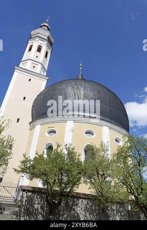 Piccola chiesa con torre a cipolla in Baviera, Germania, Europa Foto Stock