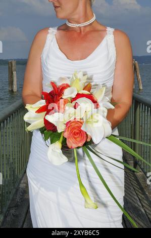 Sposa in bianco con bouquet.bride nuziale con bouquet nuziale su un molo Foto Stock