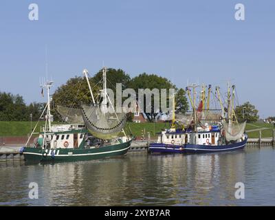 Barca per gamberi nel porto della Frisona orientale di Greetsiel. barca per gamberi Foto Stock