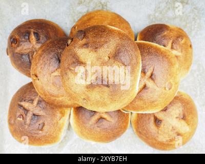 Panini di semi di zucca su carta da forno, cottura a primo piano in un mucchio ben disposto Foto Stock