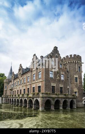 Castello con fossati, Schloss Paffendorf, Bergheim, distretto Reno-Erft, Renania settentrionale-Vestfalia, Germania, Europa Foto Stock