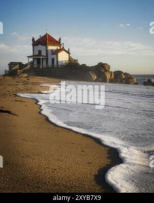 Senhor da Pedra, l'iconica cappella sulla spiaggia di Miramar, Portogallo, Europa Foto Stock