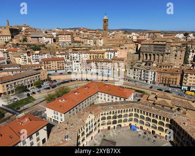 Vista aerea di una città storica con molti tetti piastrellati e una suggestiva torre nel centro, vista aerea, chiesa, Iglesia de Santa Maria Magdalena, vescovo Foto Stock