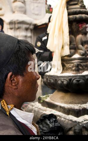 Ritratto di un uomo nepalese scattato al tempio di Boudhanath a Kathmandu, Nepal. Foto Stock