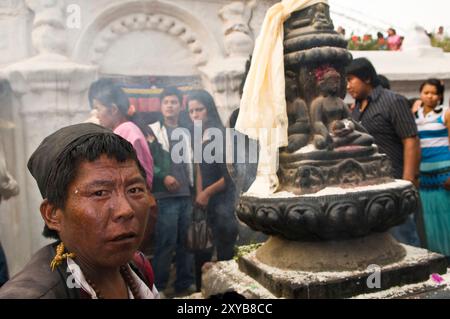 Ritratto di un uomo nepalese scattato al tempio di Boudhanath a Kathmandu, Nepal. Foto Stock