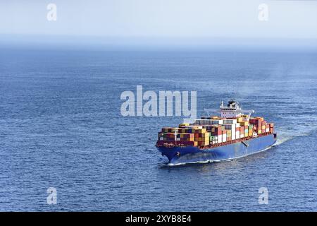 Nave da carico che trasporta diversi container nelle acque del mare di rio de Janeiro, Brasile, Sud America Foto Stock