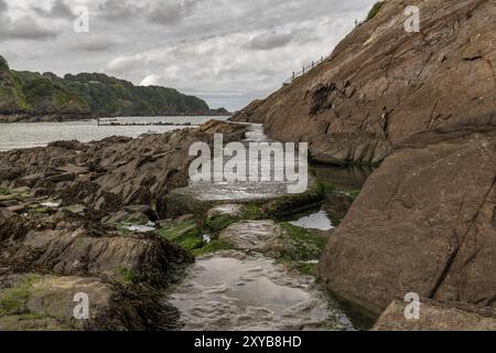 Un giorno nuvoloso sul canale di Bristol costa nella Combe Martin, North Devon, Inghilterra, Regno Unito Foto Stock