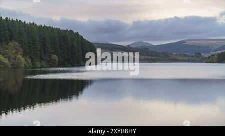 Vista serale oltre il serbatoio Pontsticill vicino a Merthyr Tydfil, DI MID GLAMORGAN, GALLES, REGNO UNITO Foto Stock