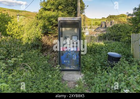 Osmington Mills, Jurassic Coast, Dorset, Regno Unito, aprile 25, 2017: una vecchia cabina telefonica Foto Stock