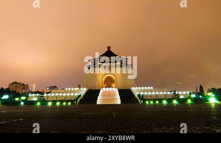 La sala commemorativa nazionale di Chiang Kai-Shek di notte. Taipei, Taiwan. Foto Stock
