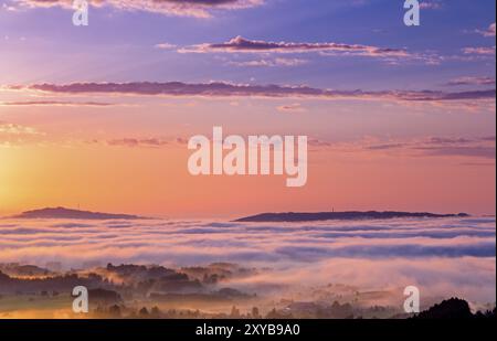 Alba sull'Auerberg, sopra la nebbiosa valle di Lech Foto Stock