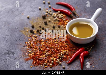 Rosso, nero e bianco peperoni e olio d'oliva nera su sfondo di pietra, vista dall'alto con spazio di copia Foto Stock