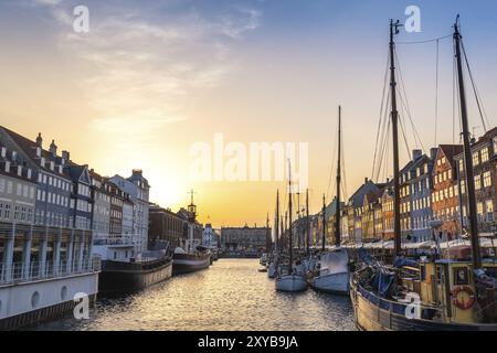 Copenhagen tramonto skyline della citta' al porto di Nyhavn, Copenhagen DANIMARCA Foto Stock