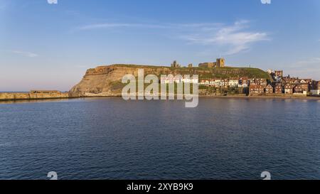 Whitby skyline, visto dal molo di Whitby, North Yorkshire, Regno Unito Foto Stock