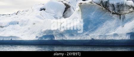 La famosa laguna del ghiacciaio di Jokulsarlon nella parte orientale dell'Islanda durante una giornata nuvolosa Foto Stock