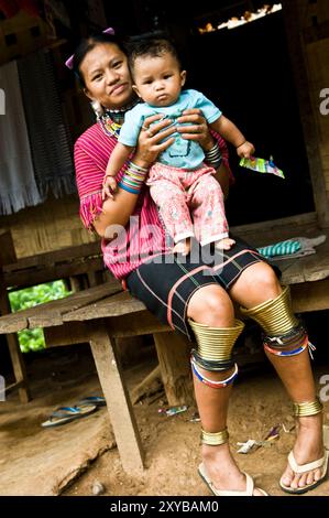 Una donna Kyan in un campo profughi in Thailandia al confine con il Myanmar. Foto Stock