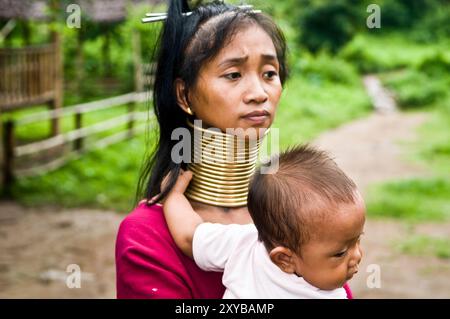 Una donna Kyan in un campo profughi in Thailandia al confine con il Myanmar. Foto Stock