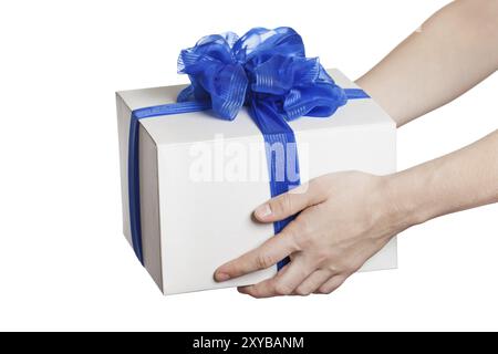 Una mano umana che tiene in mano un nastro blu avvolto in regalo o in regalo per le vacanze Foto Stock