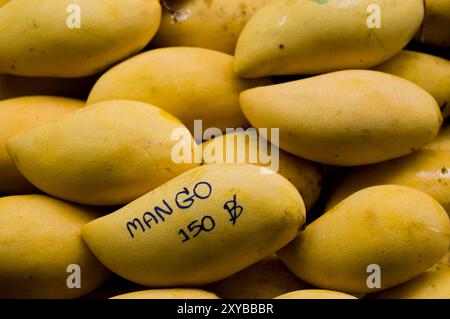 Commercianti e fornitori di cibo che operano dalle loro barche al mercato galleggiante di Amphawa in Thailandia. Foto Stock