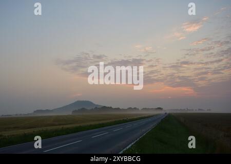 Corona di campagna in Sassonia a Goerlitz. Corona di campagna vicino a Goerlitz nella nebbia mattutina Foto Stock