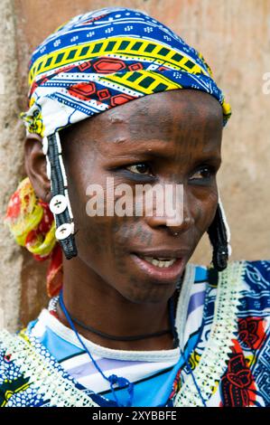 La Peul / Fula / Fulani donne decorano le loro facce e corpi con tatuaggi colorati. Foto Stock