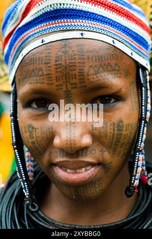 La Peul / Fula / Fulani donne decorano le loro facce e corpi con tatuaggi colorati. Foto Stock