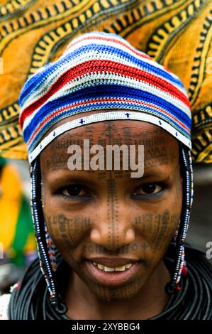 La Peul / Fula / Fulani donne decorano le loro facce e corpi con tatuaggi colorati. Foto Stock