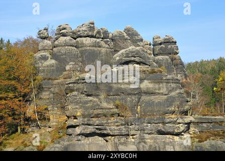 Muraglia solida di Buzzard, nella Svizzera sassone vicino a Schmilka. Muraglia solida di roccia Buzzard, nella Svizzera sassone a Schmilka Foto Stock