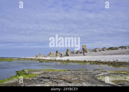 Rauks a Langhammars a Gotland, Svezia. Costa con pietre grezze a Langhammars, sull'isola di Faroe su Gotland Foto Stock