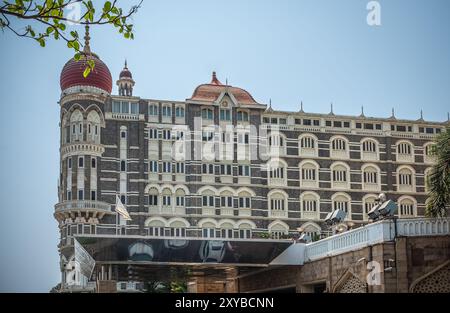 Taj Mahal Palace Hotel sullo sfondo blu del cielo. Il Taj Mahal Palace Hotel nel quartiere di Colaba Mumbai Maharashtra India in una giornata di sole. Foto di viaggio Foto Stock