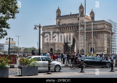 Gateway dell'India Mumbai Maharashtra, India. Persone non identificate che camminano per il Gateway of India. Di giorno al Gateway Mumbai con molti turisti e.. Foto Stock