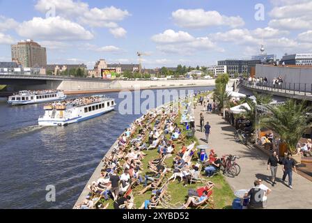 Bar sulla spiaggia sulle rive della Sprea alla stazione centrale di Berlino Foto Stock