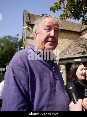 Foto del file datata 23/08/24 di Jeremy Clarkson all'apertura del suo nuovo pub, The Farmer's Dog, ad Asthall, vicino a Burford nell'Oxfordshire. Un picco nella ricerca di case vicino al nuovo pub di Jeremy Clarkson è stato registrato dal sito web Rightmove, dopo che il pub ha riaperto al pubblico il 23 agosto dopo essere stato rinominato The Farmer's Dog. Data di pubblicazione: Giovedì 29 agosto 2024. Foto Stock