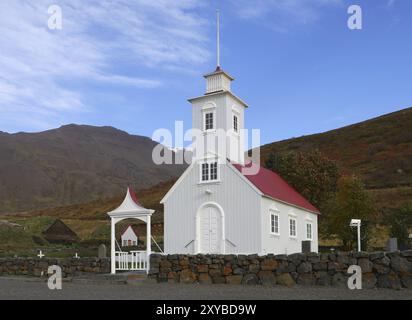 Chiesa nella fattoria di torba Laufas sulla riva orientale di Eyjafjoerður nel nord dell'Islanda Foto Stock