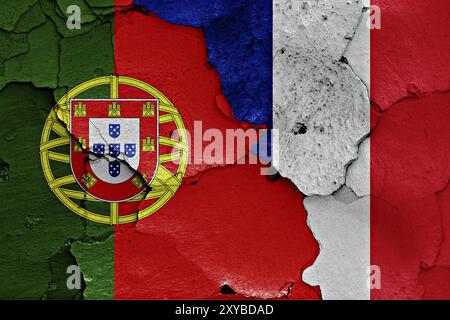 Bandiere di Portogallo e Francia dipinte su pareti fessurate Foto Stock