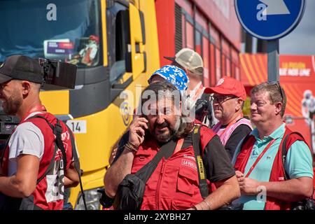 Bayona, Pontevedra, Spagna; 27 agosto 2024; un gruppo di fotografi professionisti in attesa con le loro macchine fotografiche, attendono con impazienza gli ultimi momenti di a spor Foto Stock